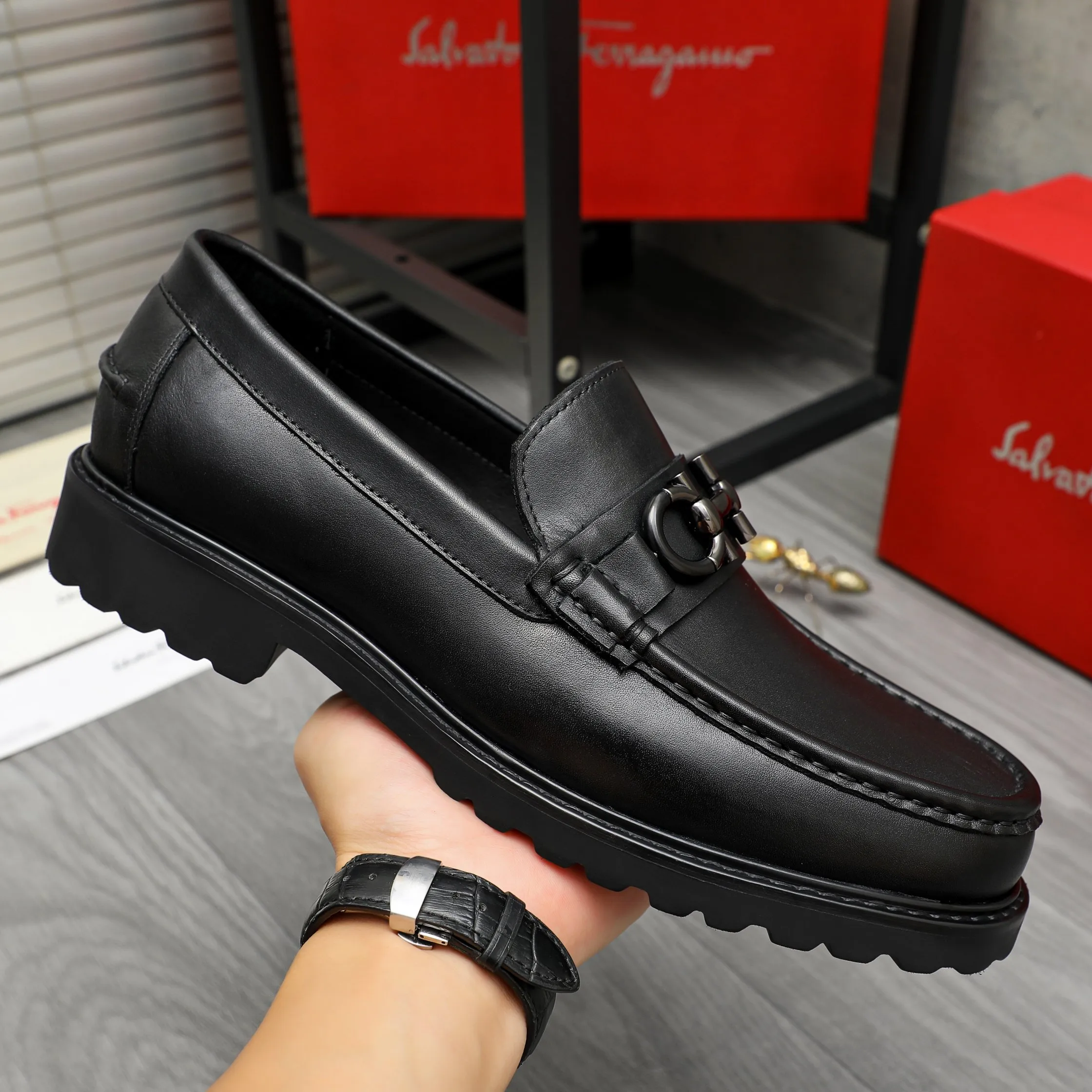 Men's shoes 💰442 Product trademark: Ferragamo "Ferragamo" business formal leather shoes Regular size: 38-46 (45.46 custom-made and non-refundable) Product materials: Selected high-quality cowhide upper, cowhide lining, non-slip rubber outsole